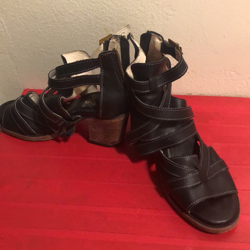 Sandals - Picture 2 of 7